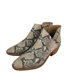 VINCE Camuto Booties Size 8.5 Arendara Leather Upper Snake Print Ankle Boots